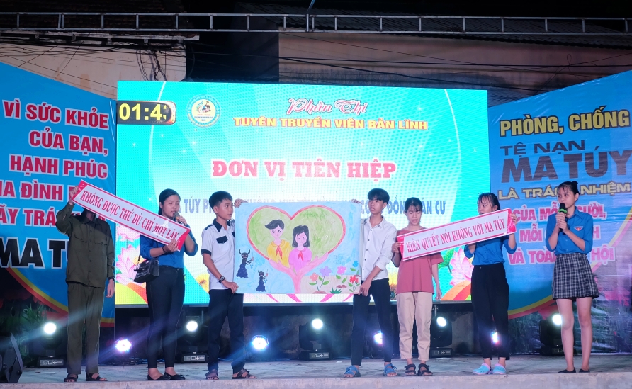 Phần thi thuyết trình Tuyên truyền viên bản lĩnh, các ĐVTN tự trang bị kiến thức góp phần đẩy mạnh công tác tuyên truyền phòng chống ma túy trên địa bàn. Ảnh: M.L